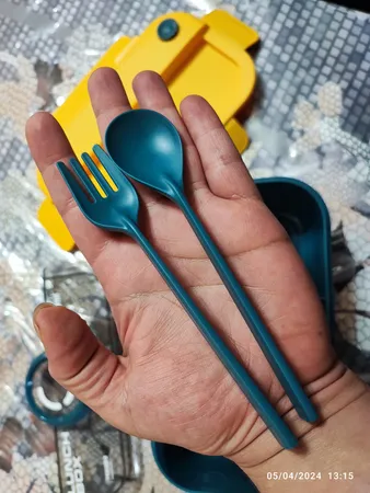 ظرف سفری مدل 1100 طرح دوربین به همراه قاشق و چنگال