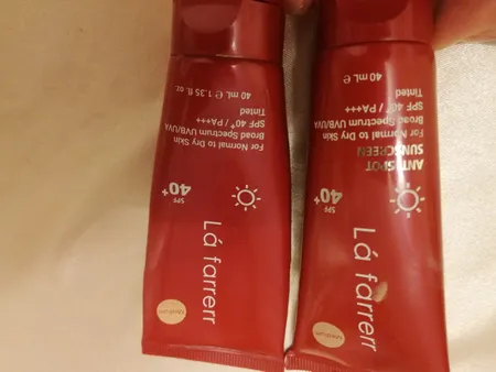 کرم ضدآفتاب و ضدلک رنگی لافارر مدل SPF40-Medium، مناسب پوست‌های خشک و معمولی، حجم 40 میلی‌لیتر