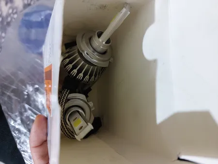 لامپ هدلایت خودرو مدل C6 H7 مناسب برای پژو 206 بسته دو عددی