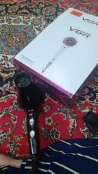 سشوار حرفه‌ای وی جی ار مدل V-414، موتور AC با توان مصرفی 2200 وات، دارای فناوری تولید یون، دارای حلقه آویختن، با حالت صاف‌کننده و حجم‌دهنده، وزن 802 گرم، تنظیم حرارت 3 حالته و کنترل سرعت 2 حالته، به همراه 3 عدد سری متمرکزکننده