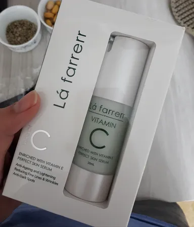 سرم ضد چروک و روشن کننده لافارر مدل Vitamin C حجم 30 میلی لیتر