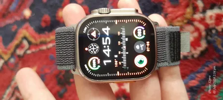 ساعت هوشمند مدل HK9 ULTRA 2 MAX دارای قابلیت های صفحه نمایش رنگی، صفحه نمایش لمسی، کنترل موسیقی (Music Player)، کنترل سطح اکسیژن خون، قابلیت مکالمه از طریق بلوتوث، پشتیبانی از زبان فارسی در منو و سیستم‌عامل بند سیلیکون