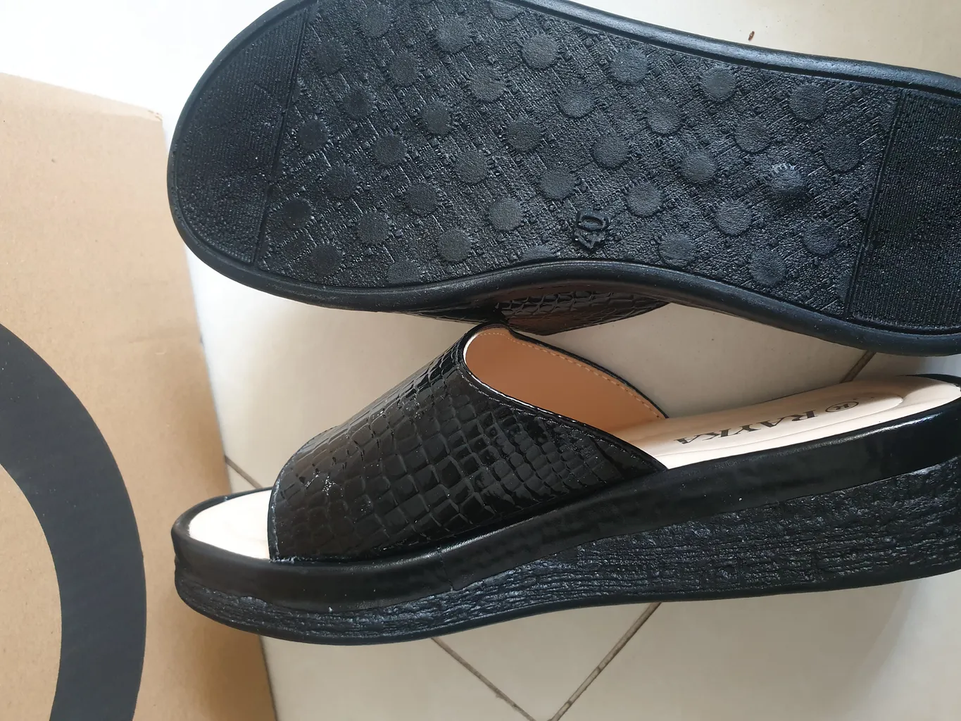 دمپایی زنانه رایکا طب مدل BARAN کد 2024. BLK