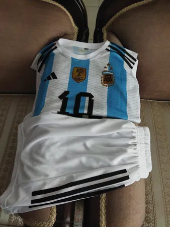 ست پیراهن و شورت ورزشی پسرانه مدل آرژانتین سه ستاره طرح مسی 2023