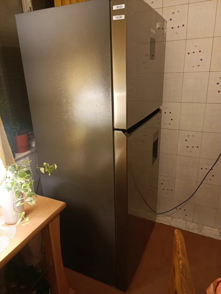 یخچال فریزر 26 فوت ایکس ویژن مدل TT582-AWD/AS ، دارای آبسردکن و یخساز نیمه‌ اتوماتیک، با ارتفاع 185، پهنای 66 و عمق 84 سانتی‌ متر، میزان مصرف انرژی A+، دارای 4 طبقه در یخچال و 2 طبقه در فریزر