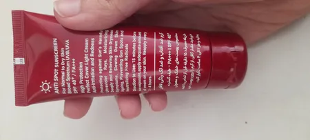 کرم ضدآفتاب و ضدلک رنگی لافارر مدل SPF40-Medium، مناسب پوست‌های خشک و معمولی، حجم 40 میلی‌لیتر