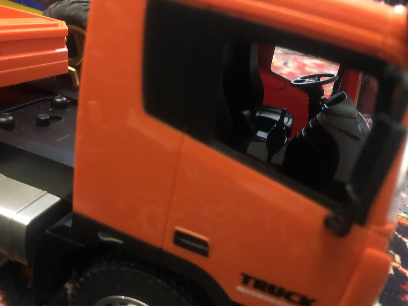 ماشین بازی کنترلی هوینا مدل تریلی 12 چرخ حمل بیل مکانیکی مجموعه دو عددی