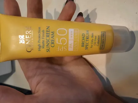 کرم ضدآفتاب بی‌رنگ سینره مدل SPF50 مناسب پوست چرب، حجم 50 میلی‌لیتر