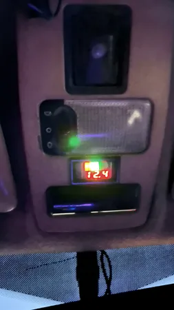 نمایشگر ولتاژ و سطح شارژ باتری مدل J128