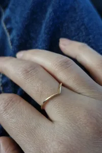 تجریه خرید انگشتر طلا 18 عیار زنانه بان گالری مدل جناغی