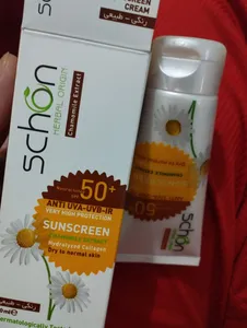 تجریه خرید کرم ضد آفتاب رنگی شون، 50 SPF، مدل Herbal Origin، مناسب پوست خشک تا نرمال تنالیته رنگ متوسط و حجم 50 میلی‌لیتر، محافظت کننده در برابر اشعه UVA، UVB، IR، بافت سبک و فاقد چربی، بدون ایجاد سفیدی، آبرسان، ضد التهاب و قرمزی، نرم کننده، با ماندگاری 2 ساعته