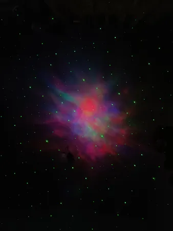 چراغ خواب مدل کهکشانی آدم فضایی ایستاده