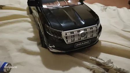 ماشین بازی مدل تویوتا لندکروزر پرادو فلزی 1:18