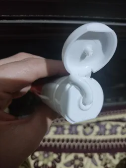 کرم ضد آفتاب بی رنگ تاپ شاپ مدل  SPF 50 مناسب انواع پوست حجم 50 میلی لیتر