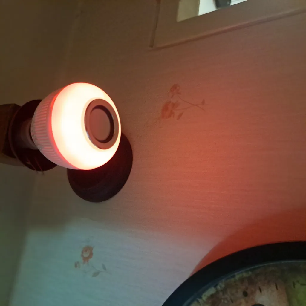 لامپ هوشمند و اسپیکر بلوتوثی 7 وات مدل ZSA-DL-SP پایه E27