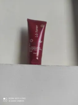 کرم ضدآفتاب و ضدلک رنگی لافارر مدل SPF40-Medium، مناسب پوست‌های خشک و معمولی، حجم 40 میلی‌لیتر