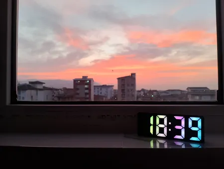 ساعت رومیزی دیجیتال مدل صفحه رنگی کد GH0725D