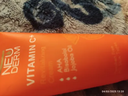 کرم روشن کننده نئودرم مدل Vitamin C Plus حجم 50 میلی لیتر