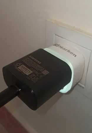 مبدل برق نارکِن مدل NK001 طرح چراغدار