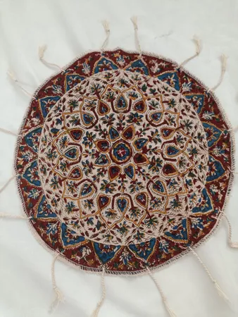 رومیزی قلمکار اثر عطريان طرح سرو مدل G110 قطر 30 سانتي متر