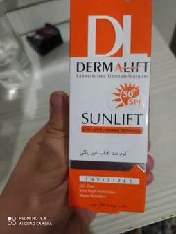 کرم ضدآفتاب بی‌رنگ درمالیفت مدل SPF50، مناسب پوست‌های چرب، حجم 40 میلی‌لیتر