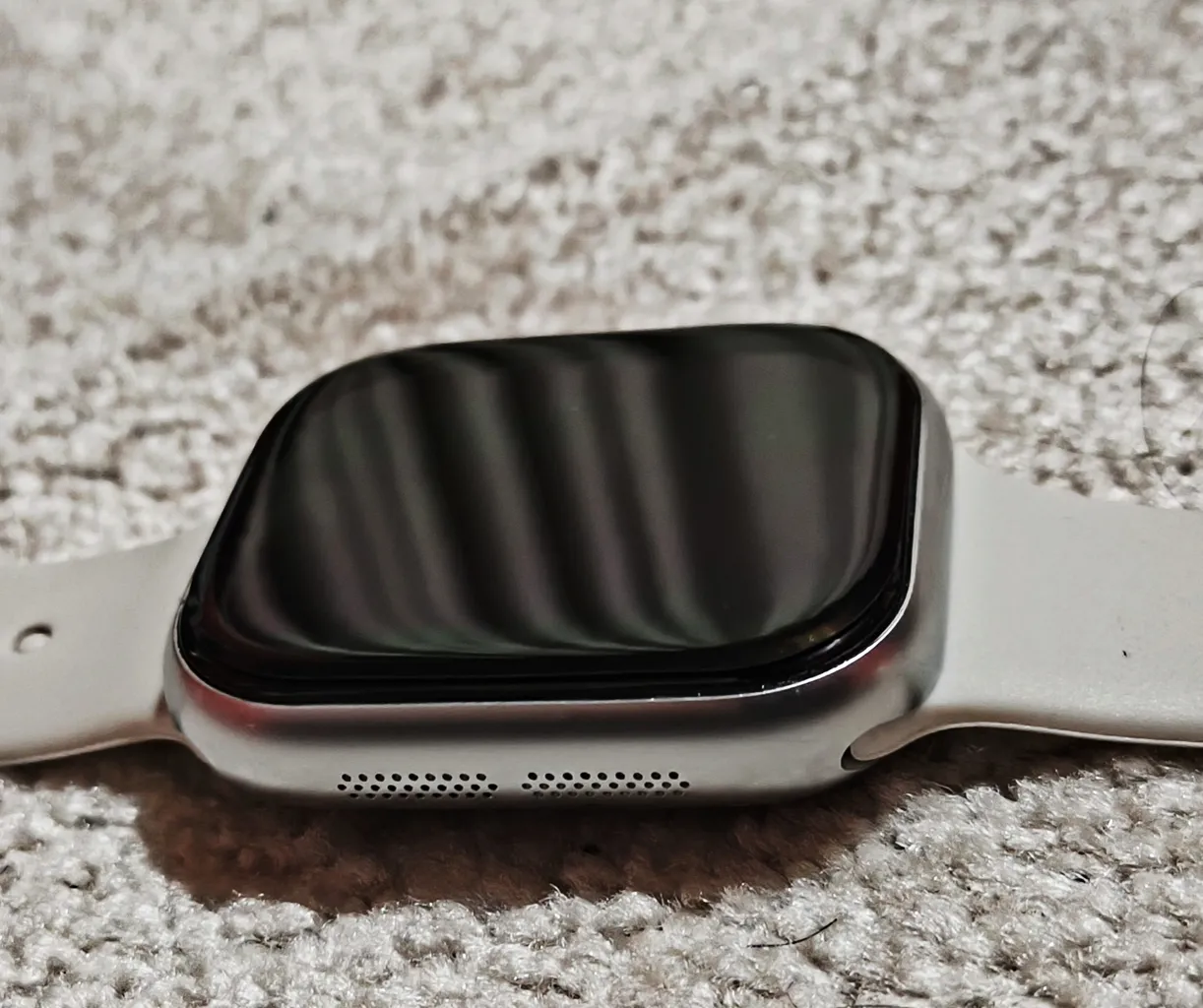 ساعت هوشمند دبلیو اِس مدل WS-83 MAX دارای قابلیت های صفحه نمایش رنگی، صفحه نمایش لمسی، کنترل موسیقی (Music Player)، کنترل سطح اکسیژن خون، قابلیت مکالمه مستقیم، قابلیت تغییر طرح ساعت یا تم بند سیلیکون