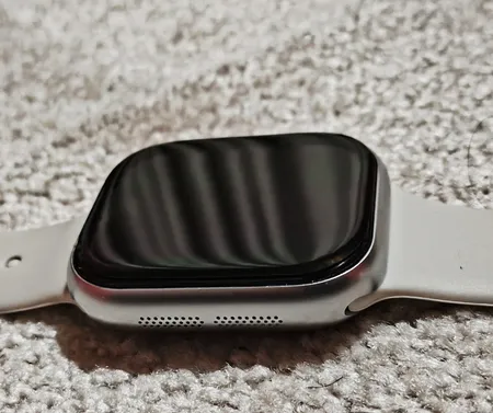 ساعت هوشمند دبلیو اِس مدل WS-83 MAX دارای قابلیت های صفحه نمایش رنگی، صفحه نمایش لمسی، کنترل موسیقی (Music Player)، کنترل سطح اکسیژن خون، قابلیت مکالمه مستقیم، قابلیت تغییر طرح ساعت یا تم بند سیلیکون