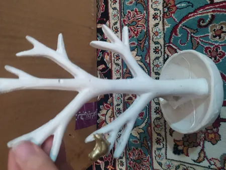 استند جواهرات مدل دختر کتاب خوان