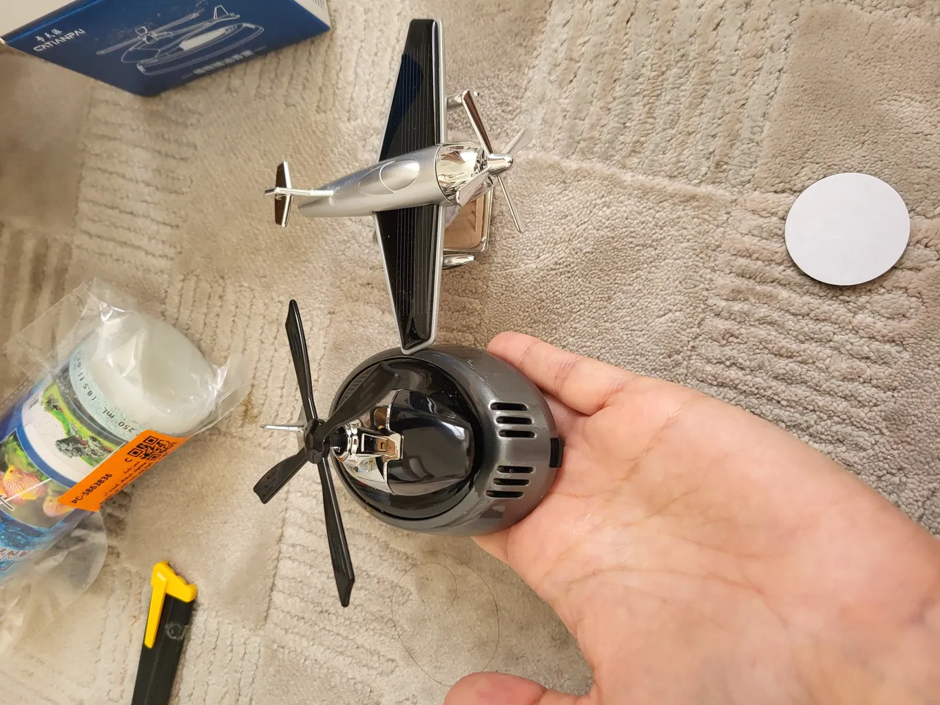 خوشبو کننده خورشیدی خودرو طرح هواپیما نقره ای ملخی مدل AF1008