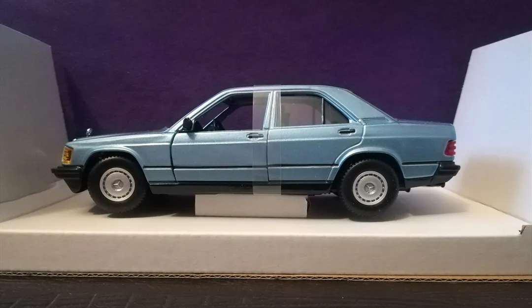 ماکت ماشین بوراگو مدل Mercedes Benz 190E 2.6 W201