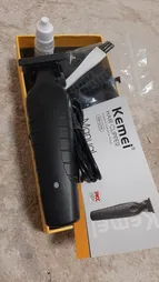 ماشین اصلاح موی صورت کیمی مدل KM-2299، اصلاح به صورت خط زن، طراحی ارگونومیک، نمایشگر LCD، منبع انرژی با باتری قابل شارژ، تکنولوژی اصلاح به صورت تریم، به‌همراه کابل شارژ USB، برس، روغن