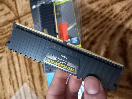 رم دسکتاپ DDR4 دو کاناله 3200 مگاهرتز CL16 کورسیر مدل Vengeance LPX ظرفیت 16 گیگابایت