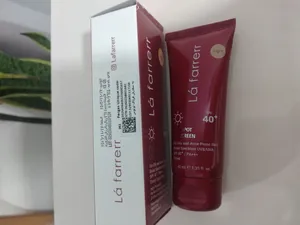 تجریه خرید کرم ضدآفتاب و ضدلک رنگی لافارر مدل SPF40-Light، مناسب پوست‌های چرب، حجم 40 میلی‌لیتر