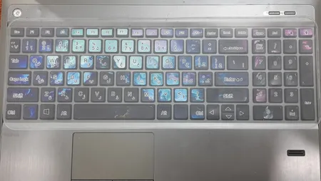 استیکر لپ تاپ توییجین و موییجین طرح Colorful کد 82 مناسب برای لپ تاپ 15.6 اینچ به همراه برچسب حروف فارسی کیبورد