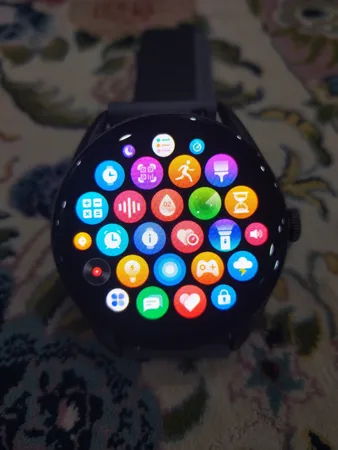 ساعت هوشمند گلوریمی مدل M1 Pro دارای قابلیت های صفحه نمایش رنگی، صفحه نمایش لمسی، کنترل موسیقی، کنترل سطح اکسیژن، بند سیلیکونی