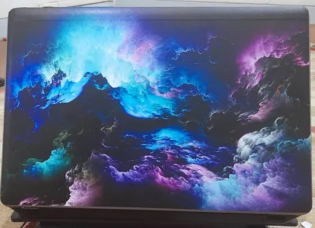 استیکر لپ تاپ توییجین و موییجین طرح Colorful کد 82 مناسب برای لپ تاپ 15.6 اینچ به همراه برچسب حروف فارسی کیبورد