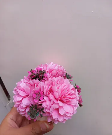 گلدان به همراه گل مصنوعی مدل سه گلی k16