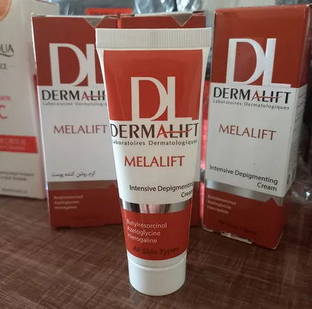 کرم روشن کننده صورت درمالیفت مدل Melalift مناسب انواع پوست حجم 40 میلی لیتر