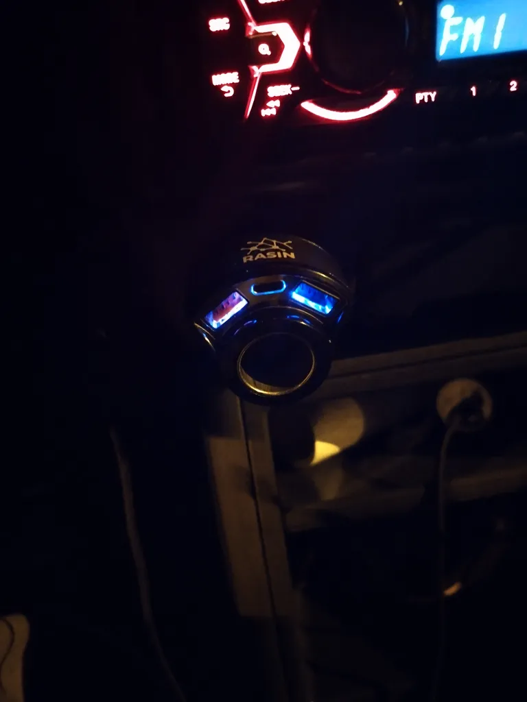 شارژر فندکی 12 وات راسین مدل XY054