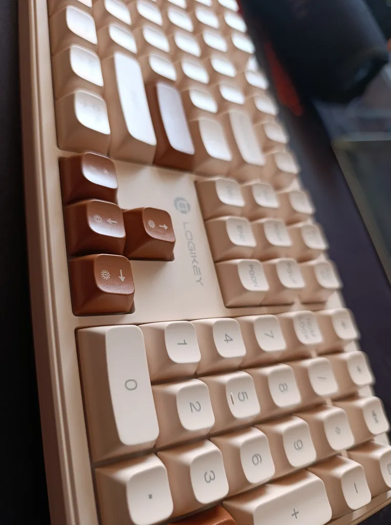 کیبورد بی سیم لاجی کی مدل K330CW، سوییچ ممبران، Full-Size، نورپردازی RGB