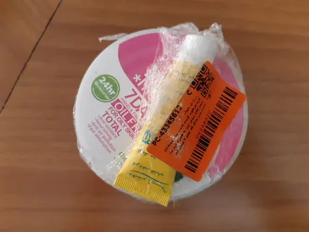 کرم مرطوب کننده کامان مدل Oil Free حجم 240 میلی لیتر به همراه کرم نرم کننده مدل oil plus حجم 7 میلی لیتر