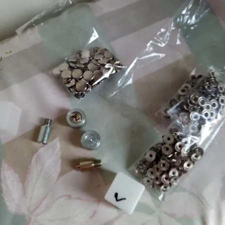 قالب دکمه پرسی مدل Al100 مجموعه 4 عددی به همراه 100 عدد دکمه