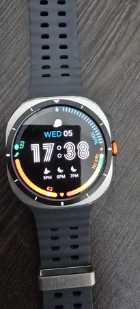 ساعت هوشمند سامسونگ مدل Galaxy Watch Ultra دارای قابلیت های کنترل موسیقی (Music Player)، قابلیت مکالمه از طریق بلوتوث، قابلیت تغییر طرح ساعت یا تم، صفحه همیشه روشن (Always-on Display)، پشتیبانی از دستیار صوتی بند سیلیکون