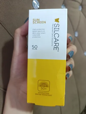 کرم ضدآفتاب بدون رنگ سیلکِر، 30 SPF، مدل HYDRATING، مناسب انواع پوست و حجم 50 میلی‌لیتر، محافظت کننده در برابر اشعه UVA و UVB، ضد آب، مرطوب کننده، تقویت کننده، ضد التهاب و پیری زودرس پوست