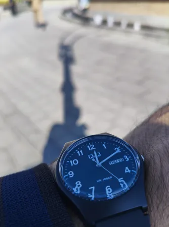 ساعت مچی عقربه ای کیو اند کیو مدل A212J004Y