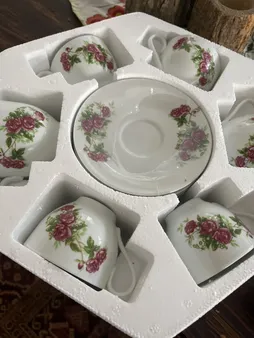 ست فنجان و نعلبکی 12 پارچه مدل گل سرخی