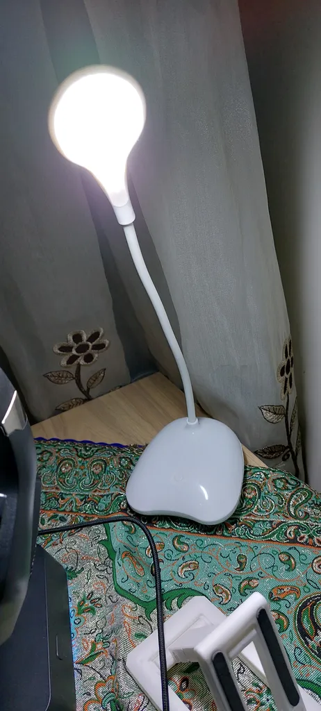 چراغ مطالعه مدل شارژی لمسی