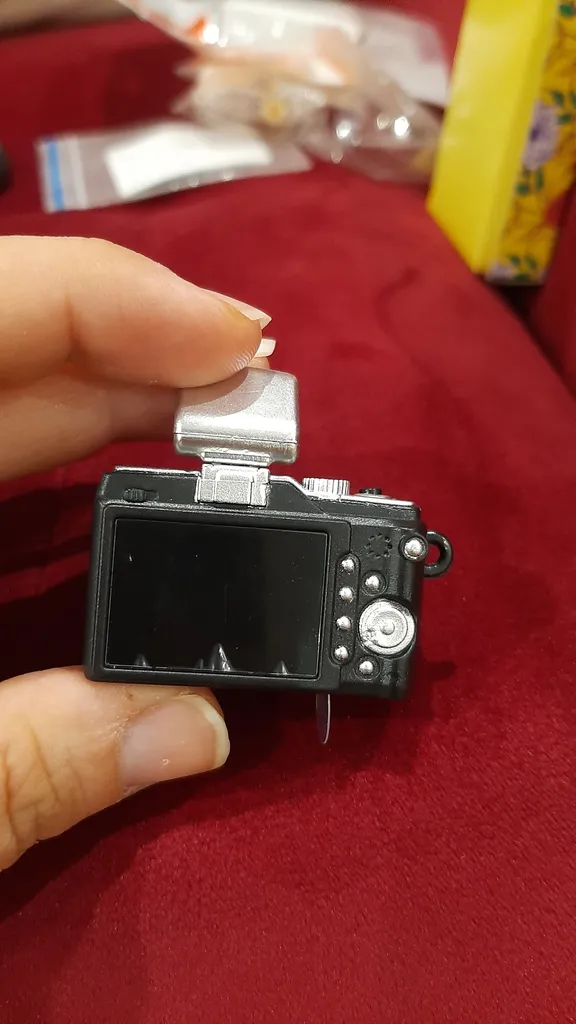 گردنبند برانت طرح دوربین عکاسی فلاش دار