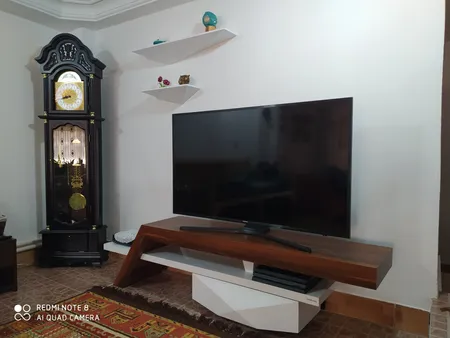 میز تلویزيون راهپود مدل آفتابگردان به همراه طبقه دیواری