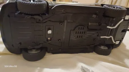 ماشین بازی مدل تویوتا لندکروزر پرادو فلزی 1:18